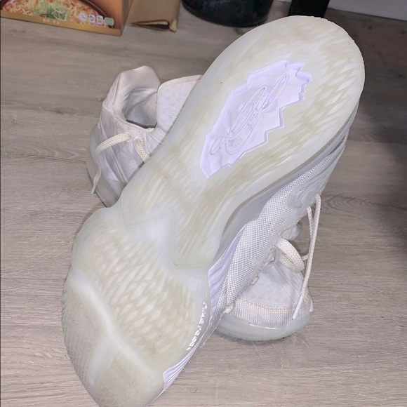 Nike Lebron’s 17 basketball shoe. Men size 13 - Picture 2 of 3